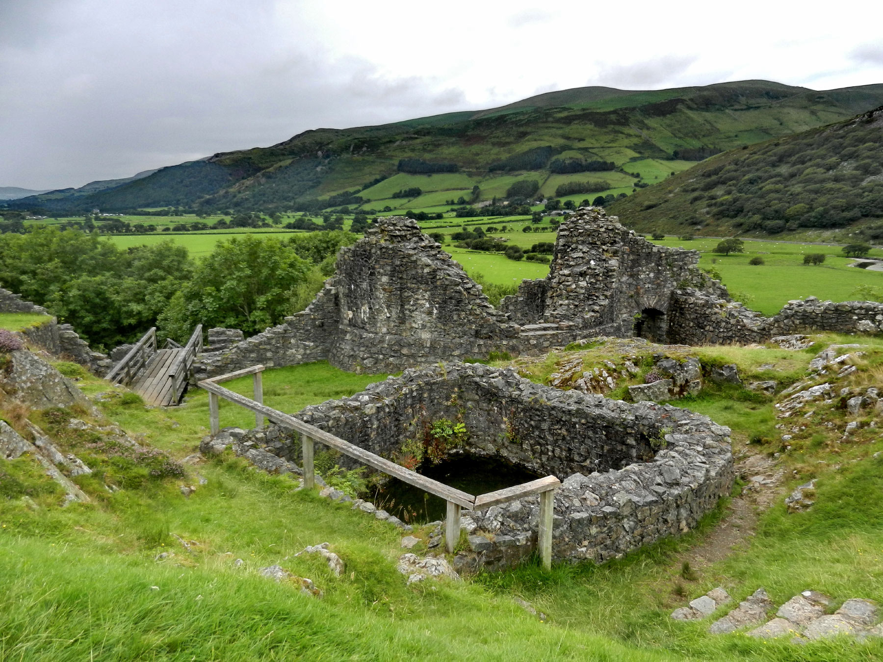 Castle Bare, Llanfihangel-y-Pennant